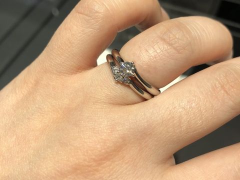 【エクセルコダイヤモンド(EXELCO DIAMOND)の口コミ】 シンプルで飽きのこないデザインの指輪を探していました。元々、セットリ…