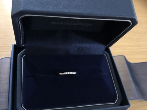 【銀座ダイヤモンドシライシの口コミ】 ダイヤモンドが5粒埋め込まれており、シンプルな中にも華やかなデザインが…