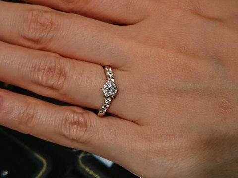 【GALA JEWELRY(ガラジュエリー)の口コミ】 V字が指が一番きれいに見えたので銀座や表参道で10店舗以上V字の指輪を探…