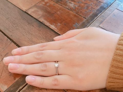 【銀座ダイヤモンドシライシの口コミ】 婚約指輪はシンプルに大粒のダイヤモンドが1つ乗ったものが理想でした。初…
