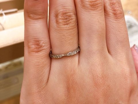 【Mariage ent(マリアージュエント)の口コミ】 婚約指輪がストレートなので重ね付けもできるようストレートの指輪を探し…