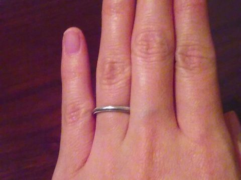 【ティファニー(Tiffany & Co.)の口コミ】 とてもシンプルですが、上下の縁に切り込みでデザインがされているので、…