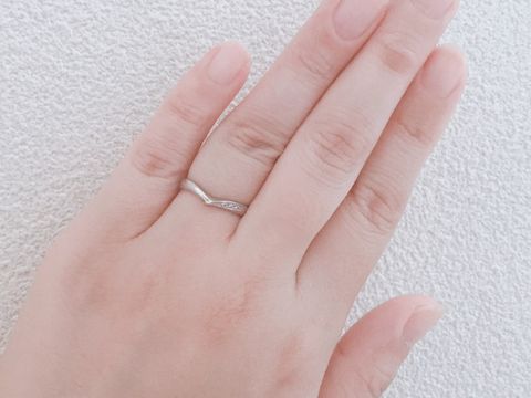 【SONARE(ソナーレ)の口コミ】 少しでも指が細く見えるように、婚約指輪と重ね付けができるようにとV字デ…
