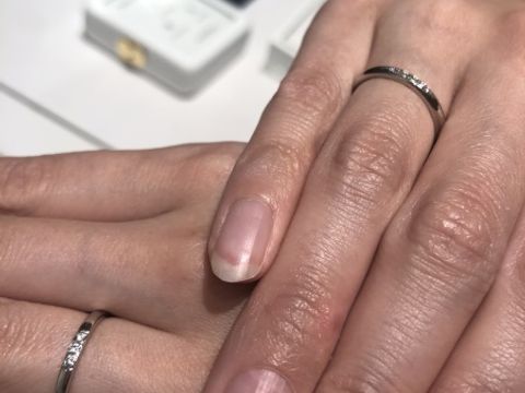 【ラザール ダイヤモンド(LAZARE DIAMOND)の口コミ】 婚約指輪と一緒に付けたかったので、
ダイヤ1石にするか3石にするかですご…