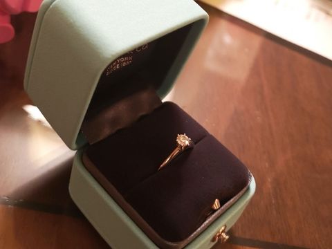 【ティファニー(Tiffany & Co.)の口コミ】 シンプルな婚約指輪であること。ダイヤモンドに存在感があって、上品な印…