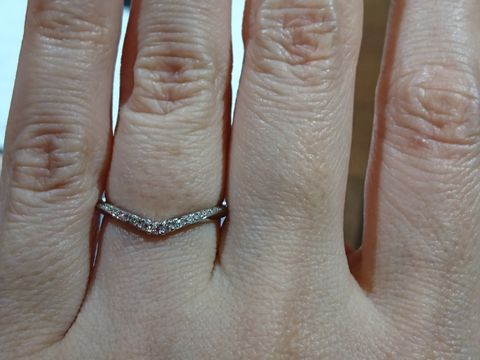 【BIJOUPIKO(ビジュピコ)の口コミ】 エンゲージリングがV字なのでマリッジリングもV字で探していたので、こち…