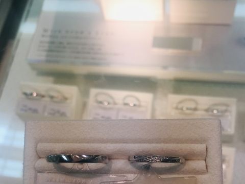 【festaria bijou SOPHIA(フェスタリア ビジュソフィア)の口コミ】 プラチナ950の結婚指輪です。
男性用のデザイン性がある指輪を探していま…