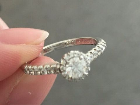 【銀座ダイヤモンドシライシの口コミ】 結婚指輪を初めて見に行ったが、彼女はデザインが気に入り、私自信も良い…