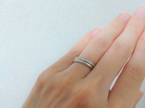 【ティファニー(Tiffany & Co.)の口コミ】 結婚指輪と重ねづけできるエタニティリングを探していました。
ほぼつけっ…