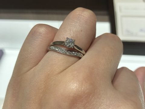 【俄(にわか)の口コミ】 睡蓮という名前の指輪を選びました。
とにかくシンプルなもの、キューレッ…