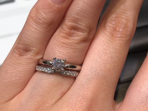 【ラザール ダイヤモンド(LAZARE DIAMOND)の口コミ】 とってもシンプルで、側面が金属で覆われていないので光り方が他より輝い…