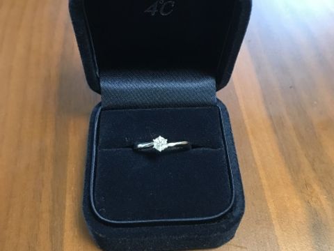 【4℃ BRIDAL(ヨンドシーブライダル)の口コミ】 シンプルなデザインであり、さりげないウェーブ感もかわいらしく、気に入…