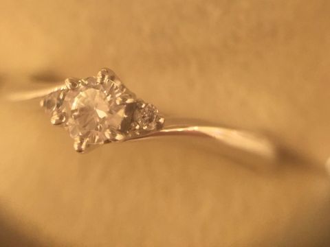 【Mariage ent(マリアージュエント)の口コミ】 予め彼が選んでくれたダイヤを仮のリングに留めて、サプライズプロポーズ…