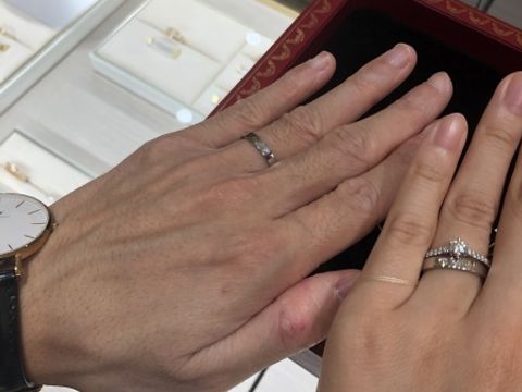 【カルティエ(Cartier)の口コミ】 
私が着けているのは一粒ダイヤとカルティエのロゴが彫ってあります。彼の…