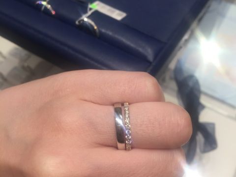 【銀座ダイヤモンドシライシの口コミ】 婚約指輪を探していました。メレダイヤみたいな一粒ダイヤモンドは好きで…