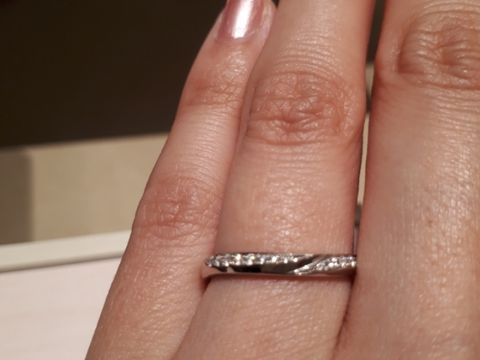 【アイプリモ(I-PRIMO)の口コミ】 上と下にダイヤがあり、つけた時にとてもキラキラと輝いて綺麗でした！
ま…