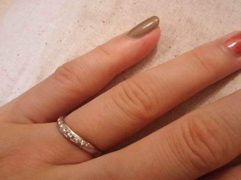 【宝寿堂(ほうじゅどう)の口コミ】 セットものではなかったのですが、婚約指輪と重ねてつけられるところ。
夫…