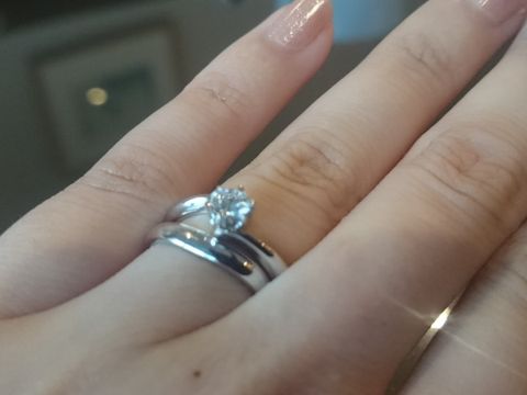 【TANZO.(鍛造指輪)の口コミ】 ひとつひとつのダイヤの大きさに合わせて、職人さんが作ってくれる。
自分…