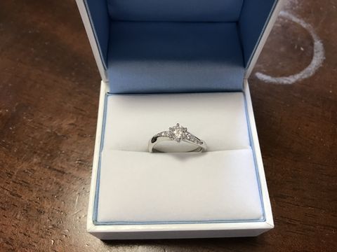 【GALA JEWELRY(ガラジュエリー)の口コミ】 カラット数を重視していたので、ブランドもいくつか見に行ったが予算オー…