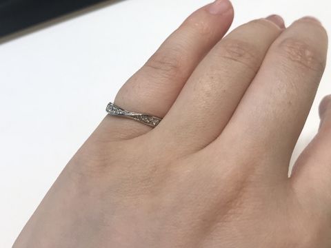 【BRILLIANCE+(ブリリアンスプラス)の口コミ】 捻りのある変わったデザインで左右ダイヤが付いているものと片側のみのも…