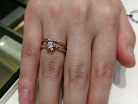 【Makana(マカナ)の口コミ】 花をモチーフにした、可愛らしく珍しいデザインに惹かれました。あまり華…