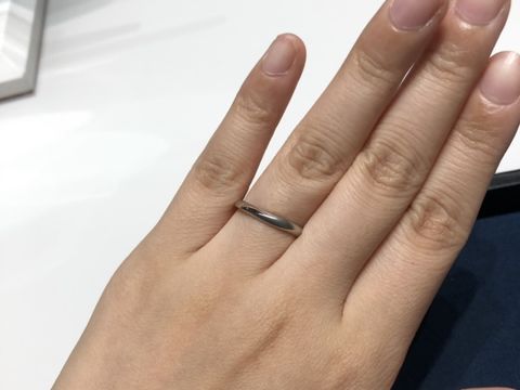 【4℃ BRIDAL(ヨンドシーブライダル)の口コミ】 初めはストレートでダイヤモンドなしのものをと思いましたが、いくつか見…