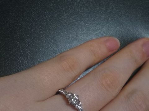 【アイプリモ(I-PRIMO)の口コミ】 真ん中に大きなダイヤがひとつ、その両サイドに小さなダイヤが二つずつ、…