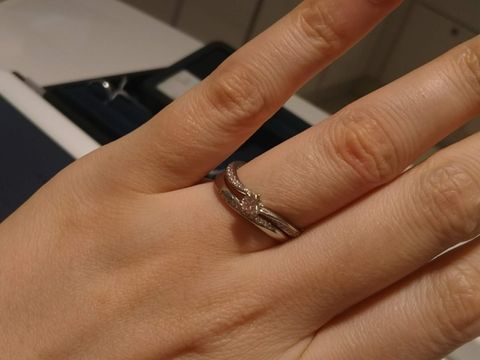 【4℃ BRIDAL(ヨンドシーブライダル)の口コミ】 ウェーブのデザインが指を綺麗に見せてくれます。
また、大人っぽくつける…