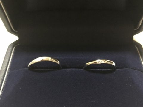 【銀座ダイヤモンドシライシの口コミ】 男性側の指輪につや消し加工が入るのが気に入っています。
そのため2人で…