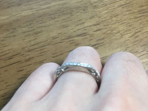 【ブルガリ(BVLGARI)の口コミ】 ハーフエタニティはどこのブランドでもありますが、横からの立体的なデザ…