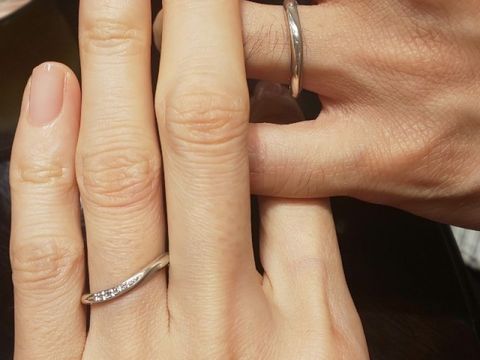【ケイウノ ブライダル(K.UNO BRIDAL)の口コミ】 流線型のデザインが指をきれいに見せてくれます。ダイヤの輝きが美しく、…