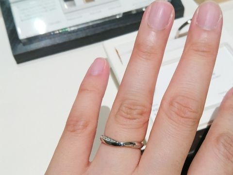 【俄(にわか)の口コミ】 プラチナの主張もありつつ、ダイヤモンドの輝きも楽しめるデザインです。…