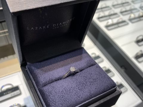 【ラザール ダイヤモンド(LAZARE DIAMOND)の口コミ】 シンプル且つ上品なデザインであり、結婚指輪との重ね付けをしても重くな…