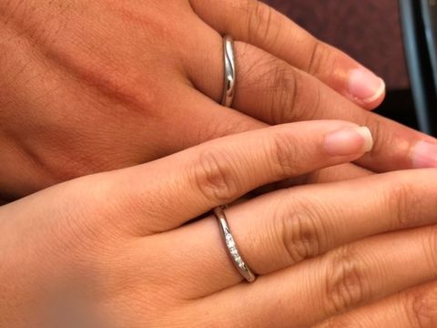 【ケイウノ ブライダル(K.UNO BRIDAL)の口コミ】 女性は、ダイヤが5石ですが、大きく存在感のあるリングでした。男性の方は…
