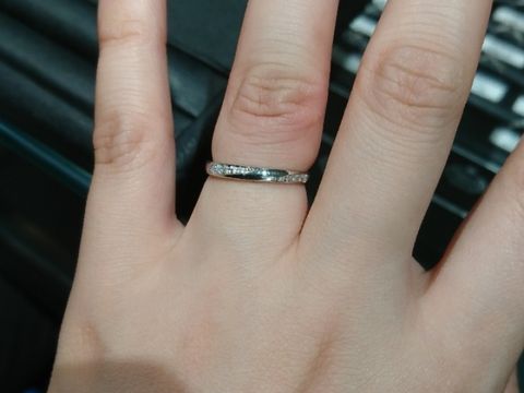 【エクセルコダイヤモンド(EXELCO DIAMOND)の口コミ】 結婚指輪らしいプラチナの輝きも楽しめるデザインです。指輪の内側が丸く…