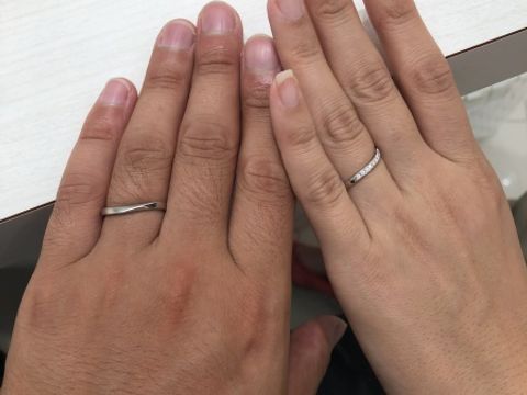 【LUCIR-K(ルシルケイ)の口コミ】 デザインは男女ともに右上がりのウェーブ状になっており、指が長く細く見…