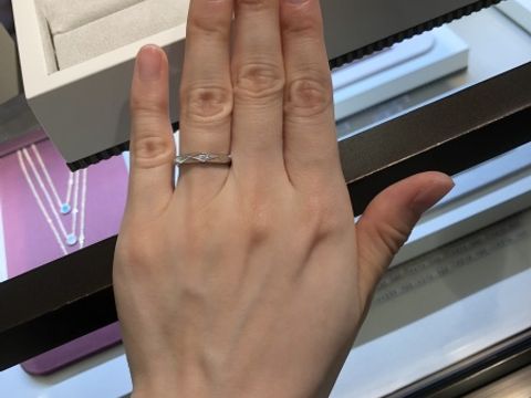 【ブシュロン(BOUCHERON)の口コミ】 7店舗位試着に行き、最終的にはティファニーとの2択でこちらに決めました…