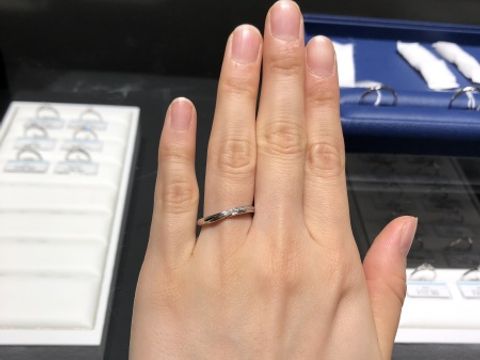 【銀座ダイヤモンドシライシの口コミ】 ストレートタイプは私の指には合わず、ブイラインかファーブタイプで探し…