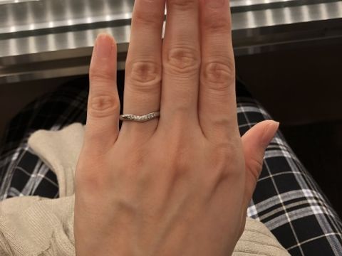 【ティファニー(Tiffany & Co.)の口コミ】 シンプルなデザインですが、ダイヤが九個入っていて綺麗です。ブイライン…