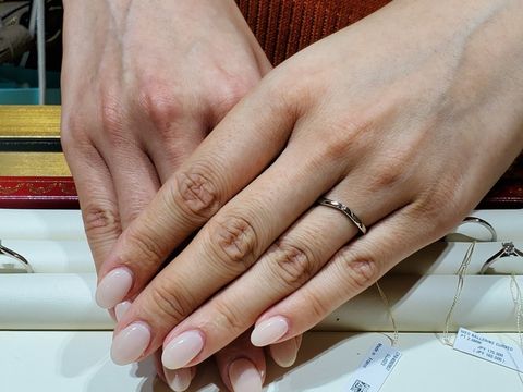 【カルティエ(Cartier)の口コミ】 指が細く見えるv字の指輪を探していました。他の店も何店かみましたが、こ…