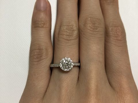 【ラザール ダイヤモンド(LAZARE DIAMOND)の口コミ】 当初はもっと婚約指輪らしいデザインで色んなお店をみて探していましたが…