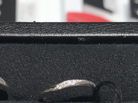 【FOREVERMARK(フォーエバーマーク)の口コミ】 プラチナで、ウエーブのデザインに、センターに小さなダイヤモンドが並ん…