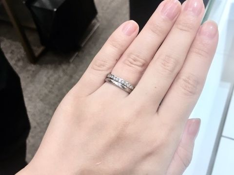 【ROYAL ASSCHER(ロイヤル・アッシャー)の口コミ】 ロイヤルアッシャーのハーフエタニティの婚約指輪との重ね付け前提で探し…