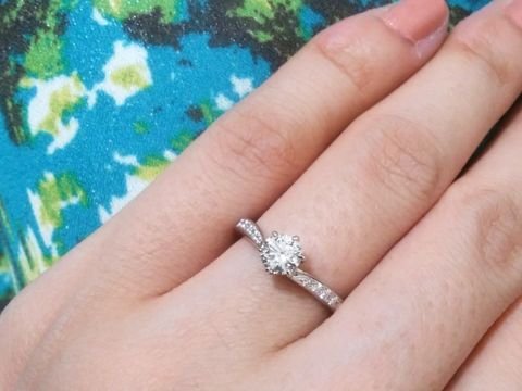 【銀座ダイヤモンドシライシの口コミ】 マリッジリングとの重ねづけも可愛く華やかで、銀座ダイヤモンドシライシ…