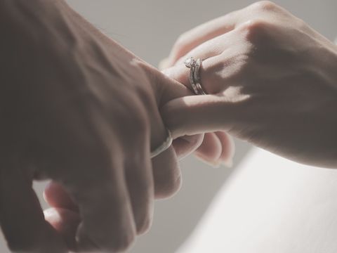 【銀座ダイヤモンドシライシの口コミ】 V字かひねりデザインで小さなダイヤがキラキラする結婚指輪+婚約指輪と馴…