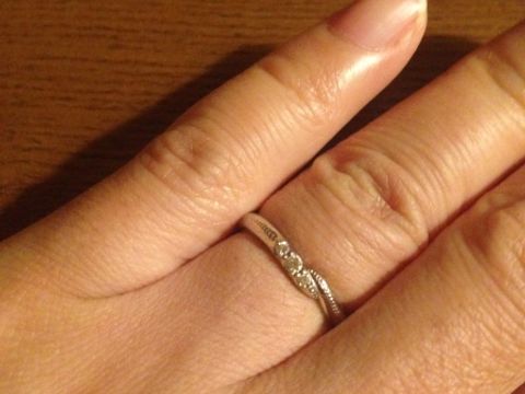 【エクセルコダイヤモンド(EXELCO DIAMOND)の口コミ】 まずダイヤモンドが入っているものの中から選びました。
ダイヤの数が1つ…