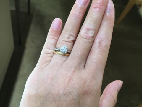 【カルティエ(Cartier)の口コミ】 ゴールドタイプの結婚指輪です。海外ではゴールドが主流とのことで、試着…