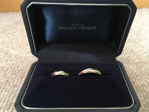 【銀座ダイヤモンドシライシの口コミ】 婚約指輪との重ね付けを意識して、女性用には小さなダイヤモンドが入って…