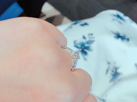 【エクセルコダイヤモンド(EXELCO DIAMOND)の口コミ】 横から見た形が王冠の形というところに惹かれてこの指輪にしました！！！…