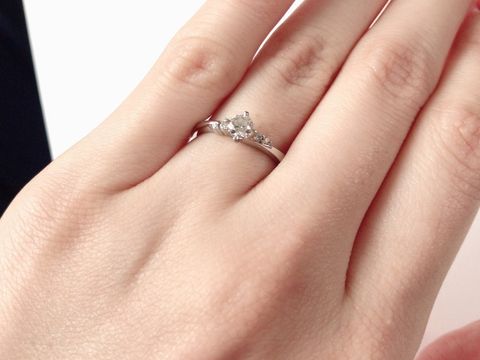 【アイプリモ(I-PRIMO)の口コミ】 ダイヤモンドが程よい存在感です。ある程度ゴージャスで、婚約指輪という…